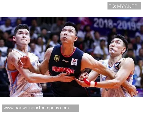 七年前的今天广东男篮球星易建联成功突破CBA万分大关庆祝辉煌成就